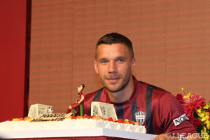 公式】神戸に加入の元ドイツ代表FWポドルスキが来日！【会見