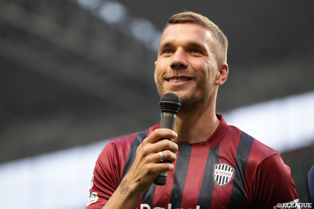 FWルーカス ポドルスキが「東北楽天ゴールデンイーグルス」のセレモニアルピッチに登場【神戸】