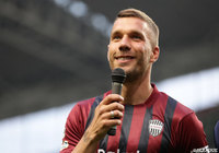 FWルーカス ポドルスキが「東北楽天ゴールデンイーグルス」のセレモニアルピッチに登場【神戸】