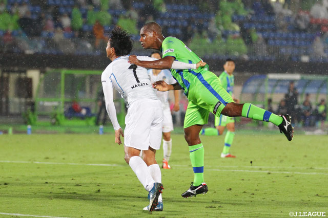 1点を守り切った湘南が讃岐に勝利 ファンマの2ゴールで逆転勝利の長崎が暫定2位浮上【サマリー：明治安田Ｊ２ 第33節】