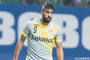 3位の長崎に求められるのはやはり得点力。頼みのファンマを上手く活用する攻撃を実現したい。