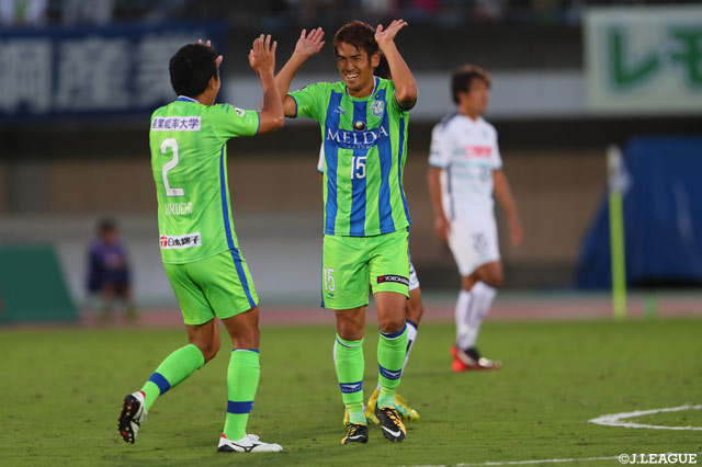 後半に3得点を奪った湘南がＪ１昇格に向け一歩前進 3連勝の名古屋は3位長崎との勝点差を2に縮める【サマリー：明治安田Ｊ２ 第36節】