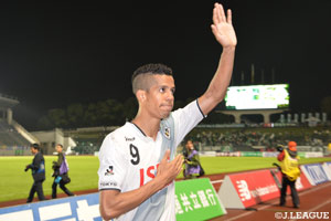 10月度のJ2月間MVPに輝いたドウグラス ヴィエイラ(東京V)。ここ数試合決定力不足を露呈しているだけに再び奮起できるか。