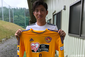 チャリティーオークションにて野沢 拓也選手からはユニフォームが出品されます。