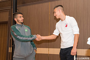 試合が終われば敵・味方関係なし、両チームの選手ががっちりと握手を交わしました