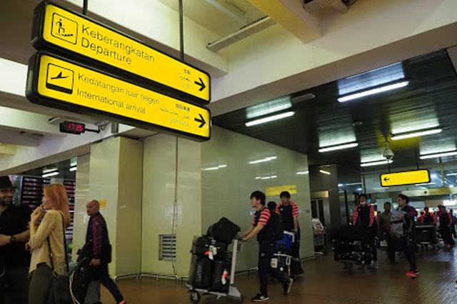 7時間のフライトの後、現地時間17時近くにスカルノハッタ国際空港に到着したFC東京の選手達