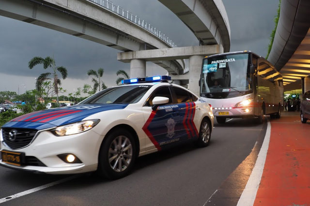 現地警察の先導により1時間をかけてジャカルタ市内までバス移動し、滞在先となるホテルにチェックインした