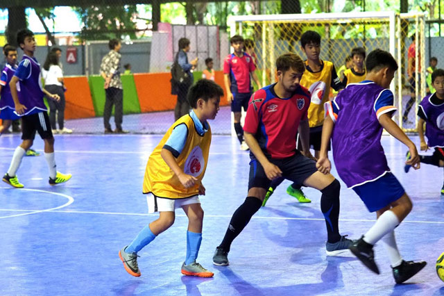 キッズ・クリニックのミニゲームに参加する新加入の大森 晃太郎選手。日イの子供たちと一緒に笑顔でボールを追いかけました