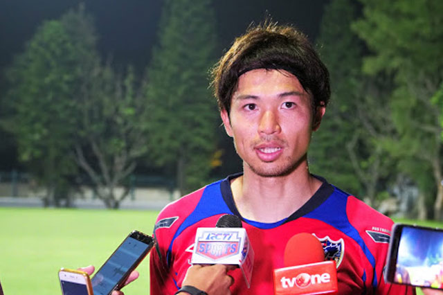 練習後のインタビューに答える森重 真人選手。日本代表で実績のある選手たちのもとにはメディアが殺到しました