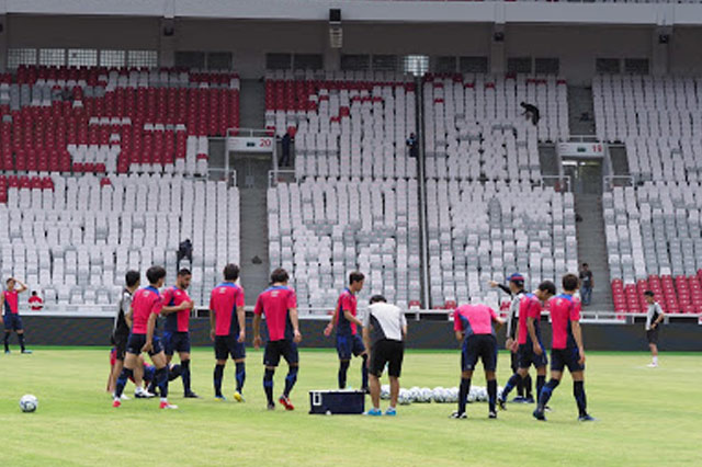 FC東京の選手17名はピッチの感触を確認しながら試合に向けた最終調整を行った