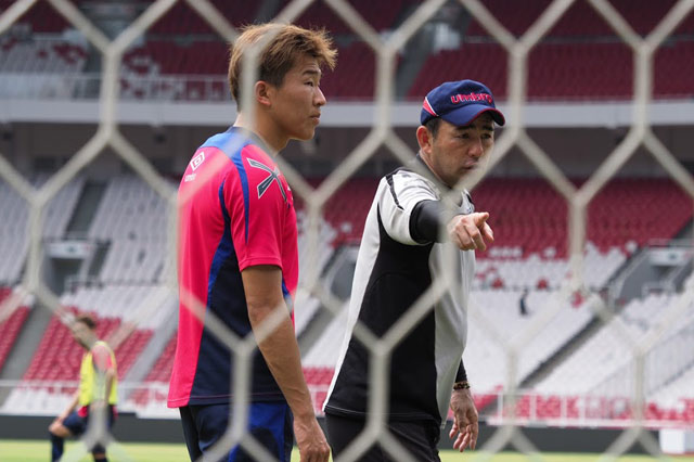 永井選手に熱心に指導する長谷川監督
