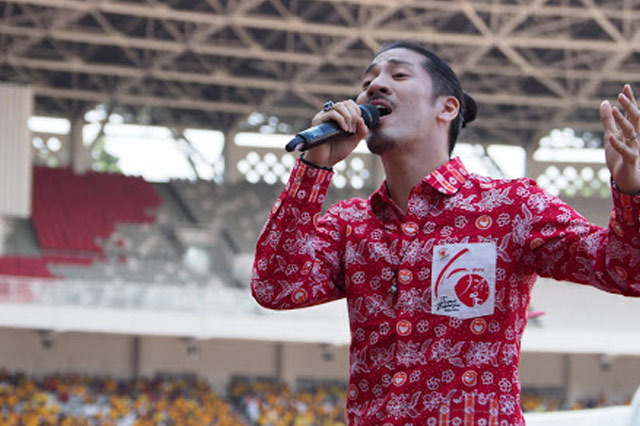 試合前にはインドネシアで活躍する日本人シンガーソングライター加藤 ひろあきさんが自身のインドネシア語の楽曲「テリマカシ」を披露した