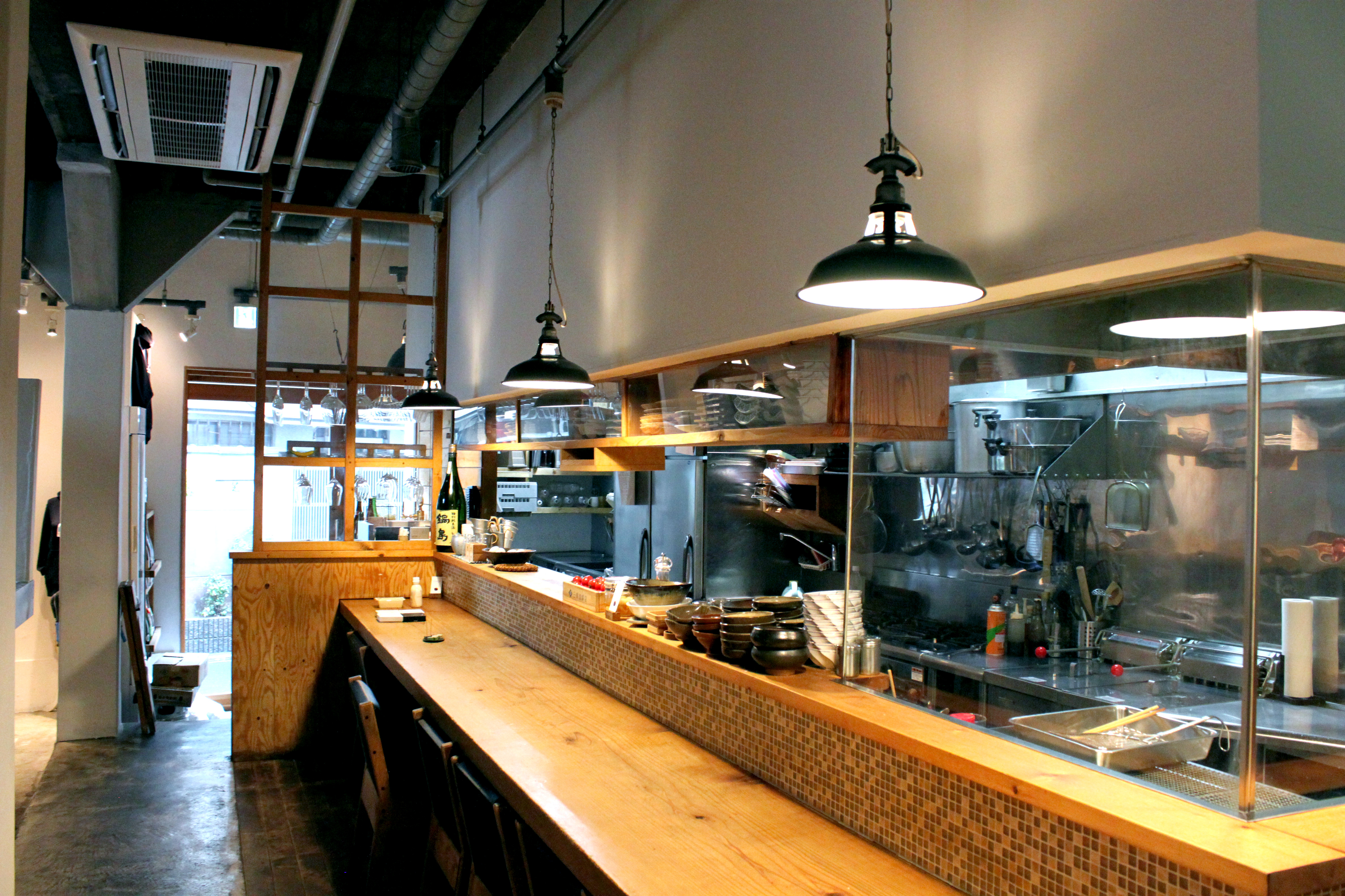 一階はカウンター席と個室、二階は福岡らしく屋台を意識したBAR形式