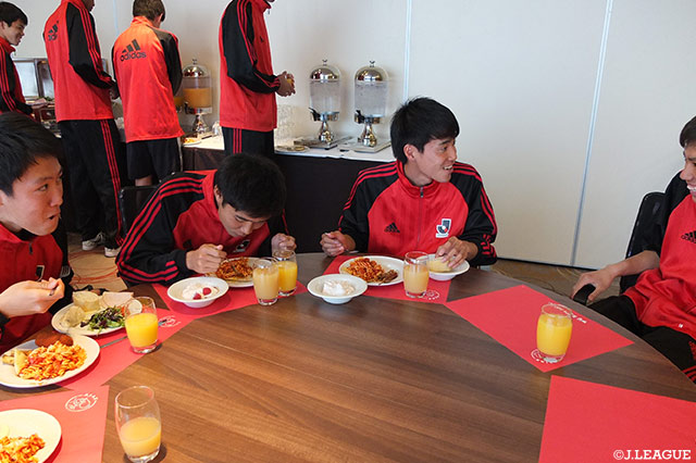 初めて一緒にプレーする選手との連携をよくするため、食事中もコミュニケーションをとっていました