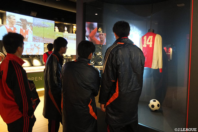 アムステルダム・アレナを見学する選手たち。ヨハン・クライフがデビューしたクラブでもあり見入っていました