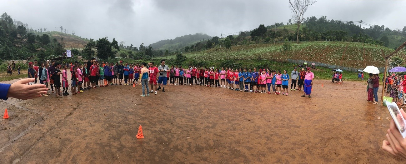 一列に並んで出迎えてくれた子ども達