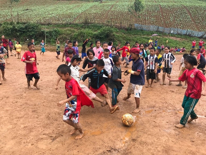 ボールを追う姿は真剣そのもの