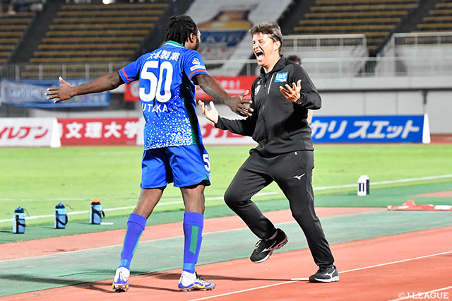 得点を決めたピーター ウタカ(徳島/#50)と喜ぶリカルド ロドリゲス監督(右)