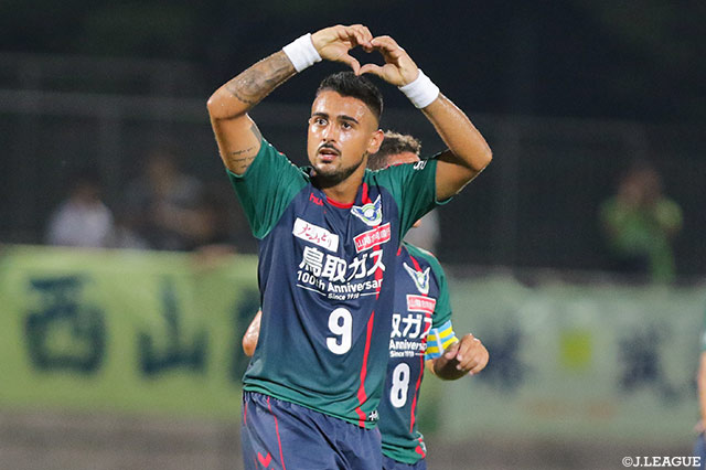 鳥取は中断前に負けが込み、5位に転落。とはいえ昇格を狙える位置に付けており、レオナルドを中心に今後の巻き返しが期待される