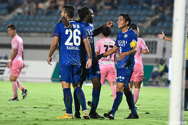 徳島は今、最も勢いのあるチームだろう。バラル（#26）とピーター ウタカ（#50）の強力2トップが猛威を振るい、ついに6位以内が見えてきた