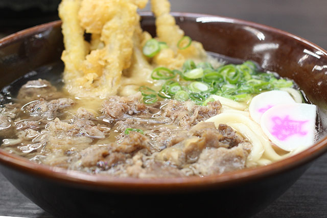 おすすめは絶対これ「肉&ごぼ天うどん」筆者撮影