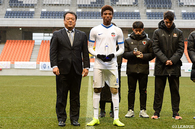 今大会最も活躍した選手に贈られるＭＶＰはフランシス アブ選手（ライト・トゥ・ドリーム）が受賞しました