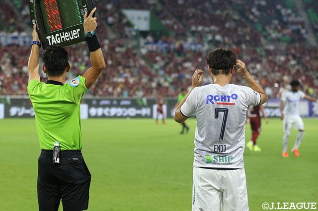 64分から途中出場したＧ大阪の遠藤 保仁。キャリア通算1000試合出場の偉業を成し遂げた