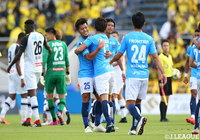 横浜FCが首位の柏に勝利し17戦負けなし! シーソーゲームを制した甲府はプレーオフ出場圏内の6位に浮上【サマリー:明治安田J2 第35節】