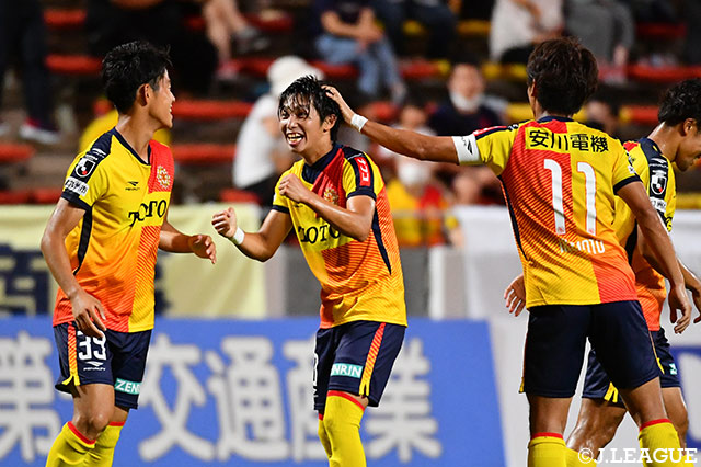 躍進を遂げている北九州。強度の高い守備とスピード溢れる攻撃はJ2でも十分に通用するもので、今季の台風の目となる可能性もあるだろう