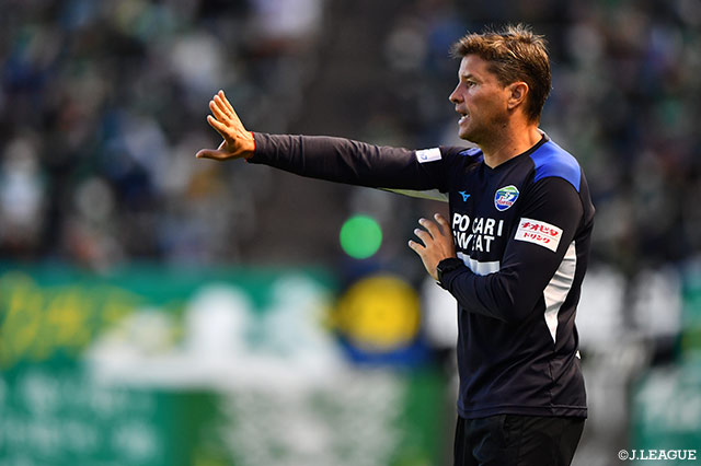 3位の徳島も8月は5勝2分と無敗で乗り切った。4年目を迎えたリカルド ロドリゲス監督の下で高い組織力を保っており、今後も優勝争いに絡んでいきそうだ