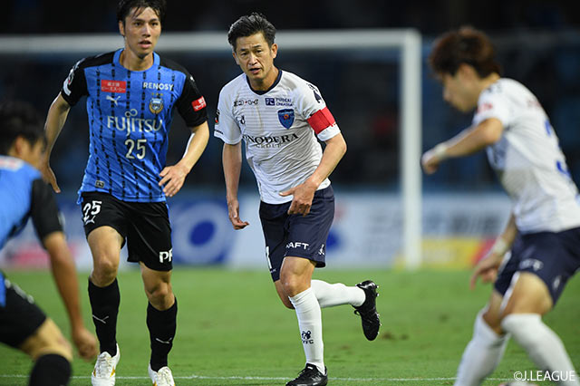 三浦 知良（横浜FC）は56分までプレーし、Ｊ１最年長出場記録（53歳6か月28日）を更新した