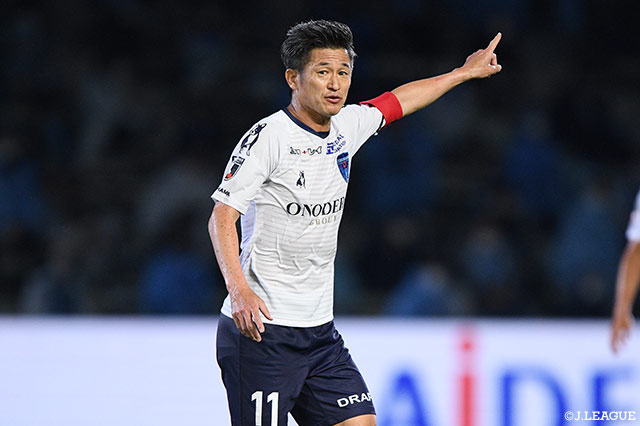 J1最年長出場記録を53歳6カ月28日に更新した三浦 知良(横浜FC)。Jリーグが開幕した1993年からピッチに立ち続けるこのレジェンドが、またひとつ日本サッカーの歴史に金字塔を打ち立てている