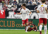 鹿島が神戸に3発快勝!湘南は鳥栖とドロー決着に終わるも最下位脱出!【サマリー:明治安田J1 第13、33節】