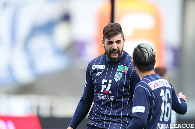徳島を4ポイント差で追う2位の福岡は、前節は大宮を下し、3試合ぶりの勝利を手にした。持ち前の堅守も保たれており、今節も手堅い戦いで勝点3の確保を狙う