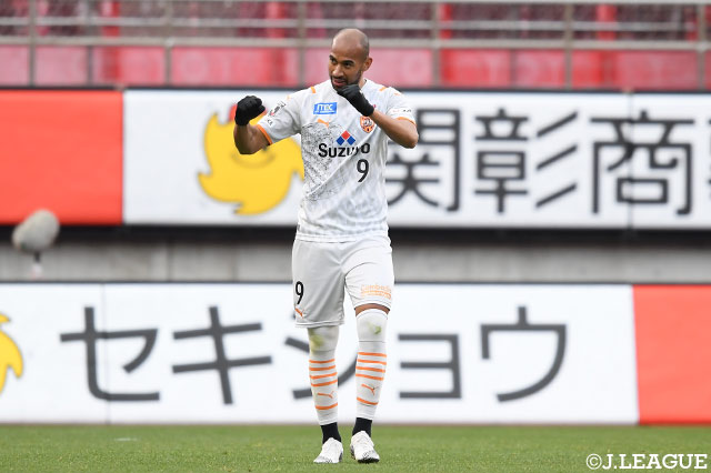 パワフルなプレーで最前線に君臨する新加入のチアゴ サンタナ（清水）が注目選手となる