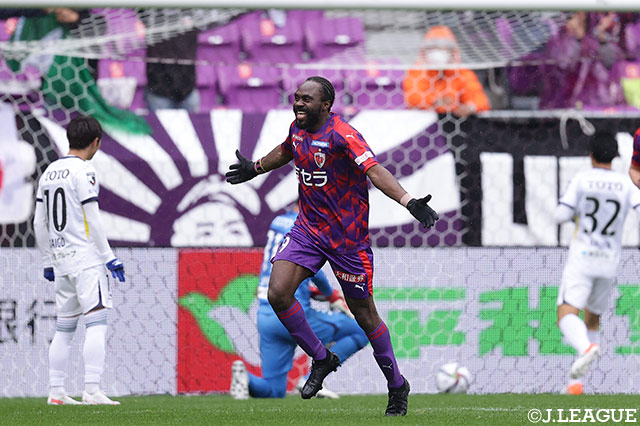 3連勝で3位に浮上した京都は、アウェイで東京Vと対戦。前節、ハットトリックを達成したピーター ウタカ(京都)が今節も重要な役割を担うだろう