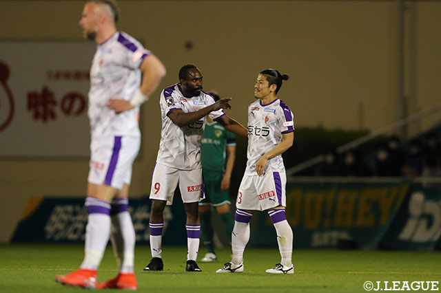 京都は5連勝で3位に浮上。2試合連続ゴール中の宮吉 拓実(右)が注目選手となる