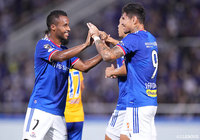 川崎Fがついに初黒星。勝点16を積み上げた横浜FMが王者を猛追。新戦力の活躍で横浜FCに光明【マンスリーレポート(8月):明治安田J1】