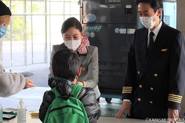 受付時には、ANAさんより客室乗務員、パイロットのみなさんがお出迎え