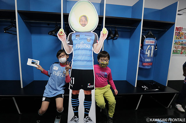 今回参加いただいた、お子さまのお母さんからは、「ロッカールームでユニフォームを近くで見ることが出来て嬉しかった。選手ベンチは、家のソファーよりも柔らかかった」などのコメントをいただきました