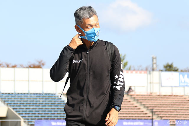 吉田監督は2020年に就任し、今季の明治安田生命J2リーグで11勝14分17敗(13位)の成績でした