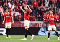 ユンカーのハットトリックで巻き返した浦和の反撃は1歩及ばず6試合連続のドロー 川崎Fは谷口の劇的AT弾で神戸との接戦を制し首位浮上!【サマリー:明治安田J1 第11節】