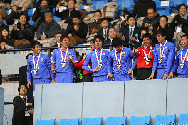 富山第一高では高校２年時に全国高等学校サッカー選手権大会優勝も経験しました。（左から2番目が西村選手）