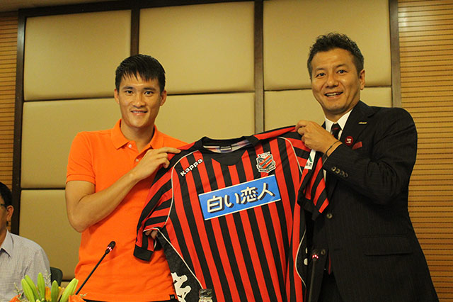 ベトナムにて レ・コン・ビン選手 の加入会見(2013年)