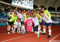  2-0と快勝を収めた横浜FCは、明日試合が行われる首位の新潟に勝点74で並んでいる