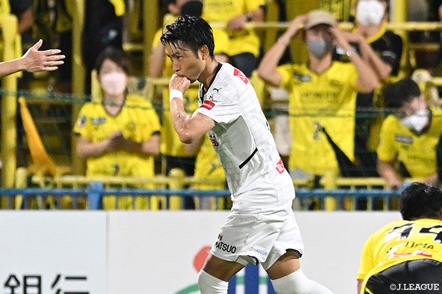2位の川崎Fは札幌の本拠地に乗り込む。前回対戦では5-2と快勝を収めた相性の良い相手だけに、立ち上がりから攻勢を仕掛けるはずだ。その試合で2ゴールを奪い、前節も結果を出している小林 悠にかかる期待は大きい