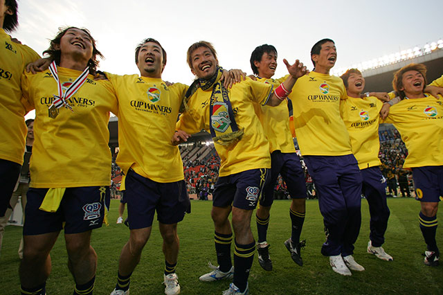 2005年、ガンバ大阪とPK戦にもつれ込む決勝を制し、Ｊリーグカップはもちろん、クラブとして初のタイトルを手にし、喜ぶ阿部勇樹らジェフユナイテッド市原の選手たち