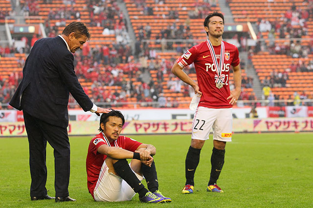 柏と対戦した浦和での2013年決勝は0-1で惜しくも準優勝。試合後選手に声をかけるペトロヴィッチ監督