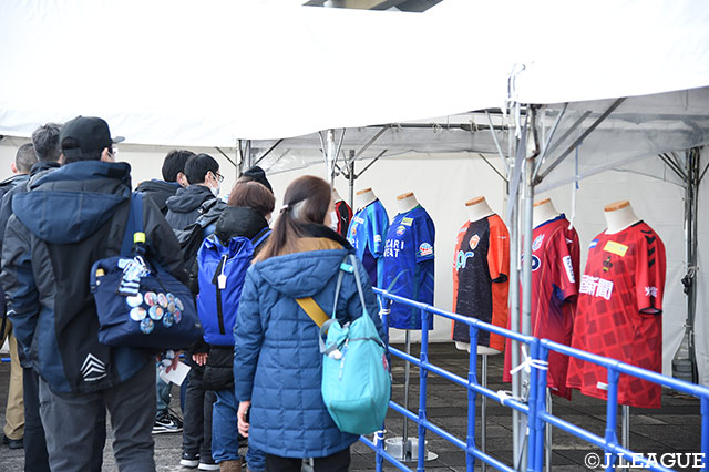 全てのユニフォームを揃ってチェックすることができる機会はおそらくFUJI FILM SUPER CUP 2023だけ！（※2022年2月12日撮影）