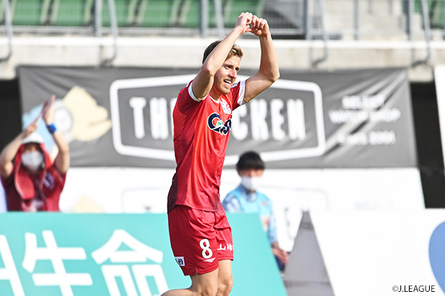 前節、今季初ゴールを決めたMFステファン ムーク(岡山)がチームをさらに勢いづけられるか